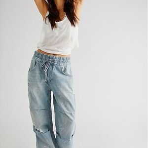 FREE PEOPLE WE THE FREE MODERN LOVE PULL ON JEANS SIZE: MEDIUM- Color LIGHT WASH
